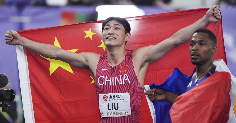 达成生涯400助里程碑，梅西赛后把球衣送给了看台上的父母